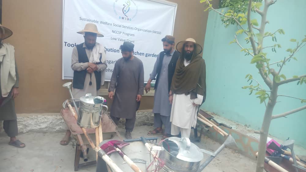 د ننګرهار بهسودو کې لسګونو مېرمنو سره د کورنیو باغچو د اړونده توکو مرسته وشوه