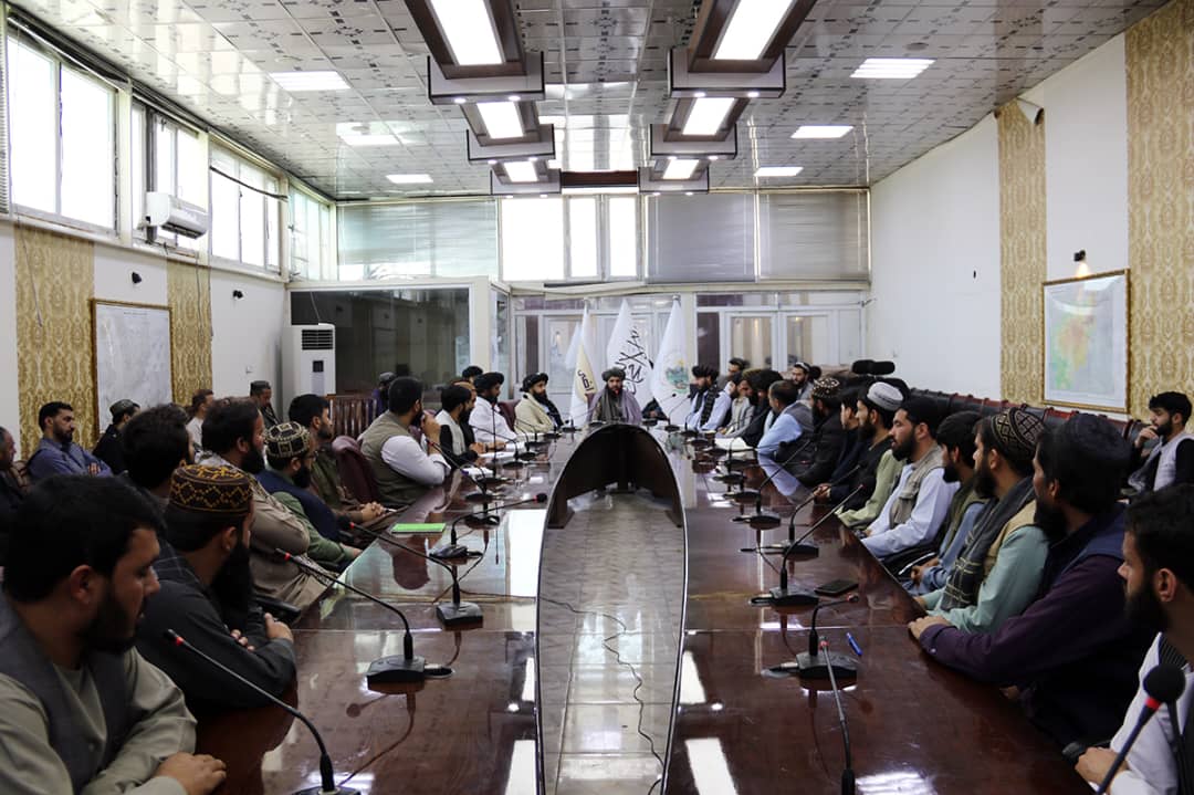 د ځمکو چارو رییس د ملا تره خېل په ښارګوټي کې د سروې ټيمونو سره ناسته ترسره کړه