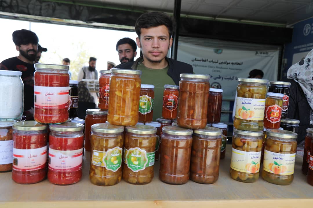  رُب و آچار با کیفیت تهیه شده توسط خانم‌های افغان را از سی‌ومین نمایشگاه محصولات زراعتی در بادام باغ کابل خریداری کنید.