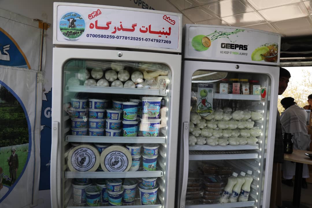محصولات لبنی مالداران از ولایت‌های مختلف کشور در سی‌ومین نمایشگاه بهاری محصولات زراعتی به روایت تصو
