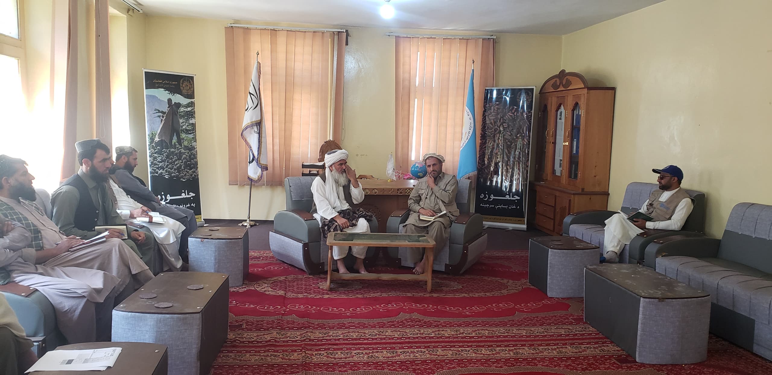 د نورستان دکرنې رییس د ځمکې او ځنګلونو تل پاتې مدیریت پروژې چارواکو سره وکتل