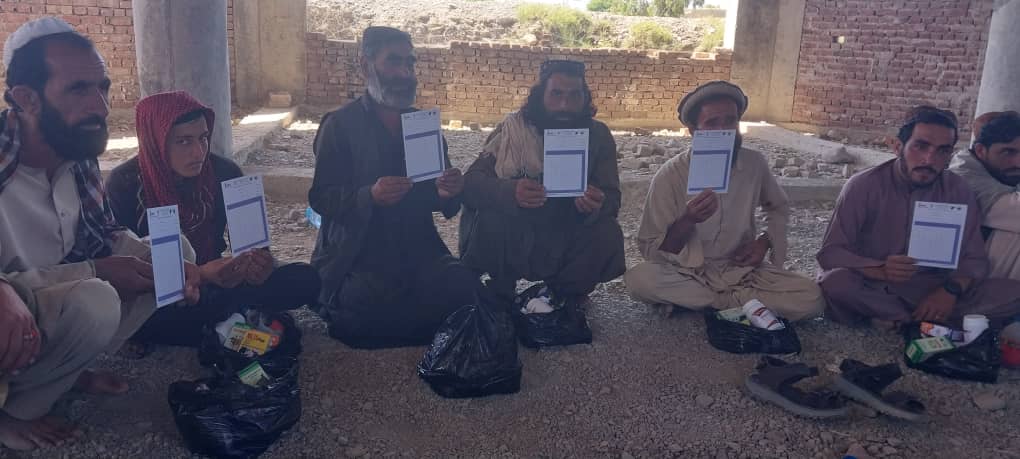 د خوست دوو ولسوالیو کې پر یوشمېر مالدارانو حیواني درمل ووېشل شو