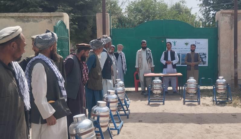 د کندز خان آباد کې پر یوشمېر مالدارانو د شړمبو شاربلو ماشینونو وېشل