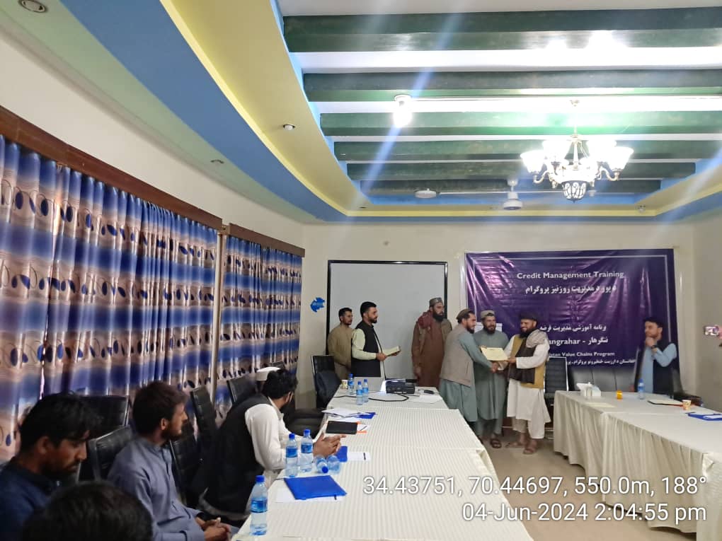 ننګرهار کې یوشمېر کاروباریانو ته روزنه ورکړل شوه