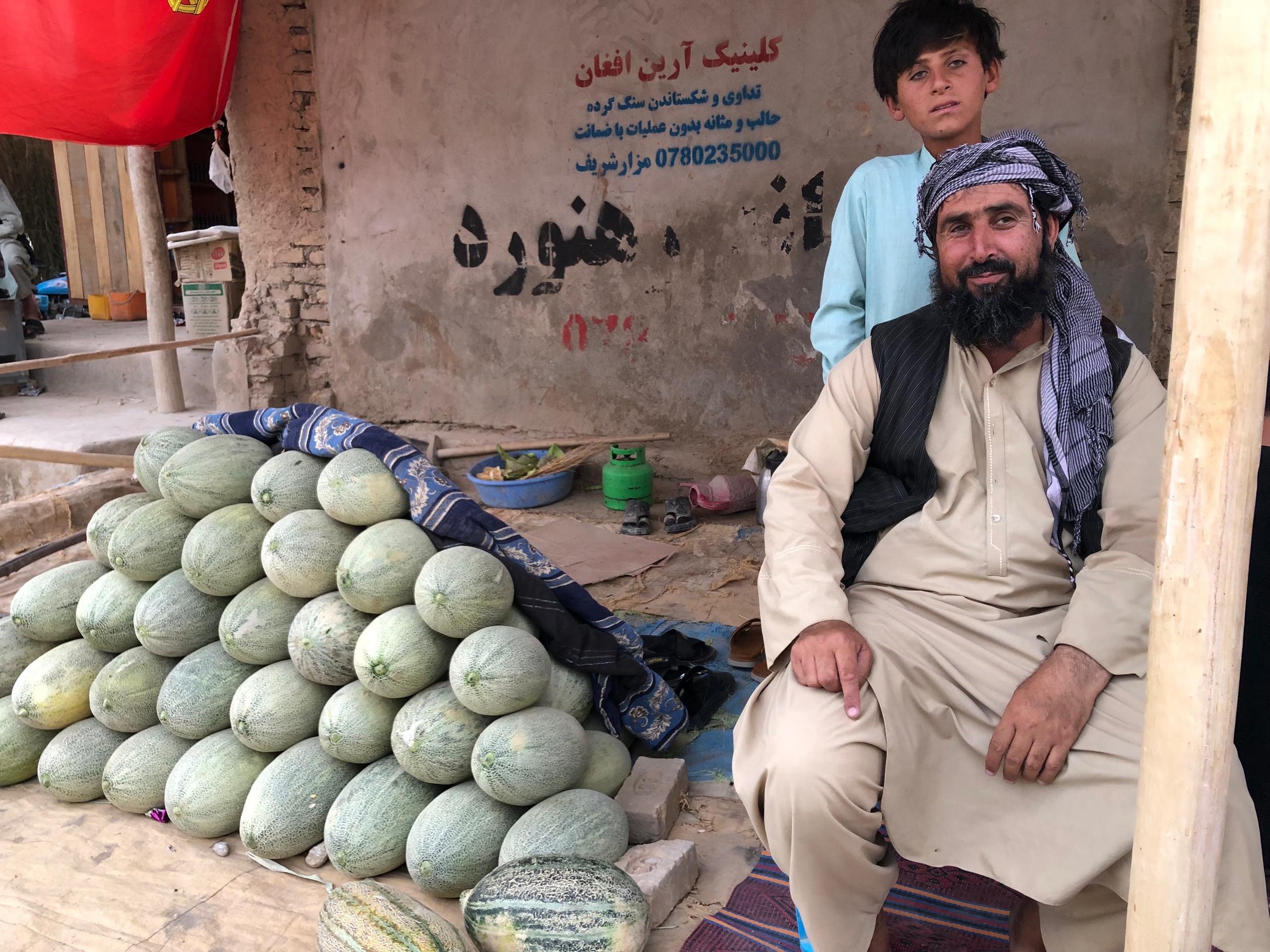 د افغانستان په شمال کې امیري او زرمتي خټکي؛ د سمنګان ولایت د حضرت سلطان ولسوالی غزنیګک سیمه کې د دې مېوې پلورونکي د خپل تود بازار په اړه خبر ورکوي او وايي چې هره ورځ زرګونه کیلو ګرامه دغه مېوه خلک اخلي.