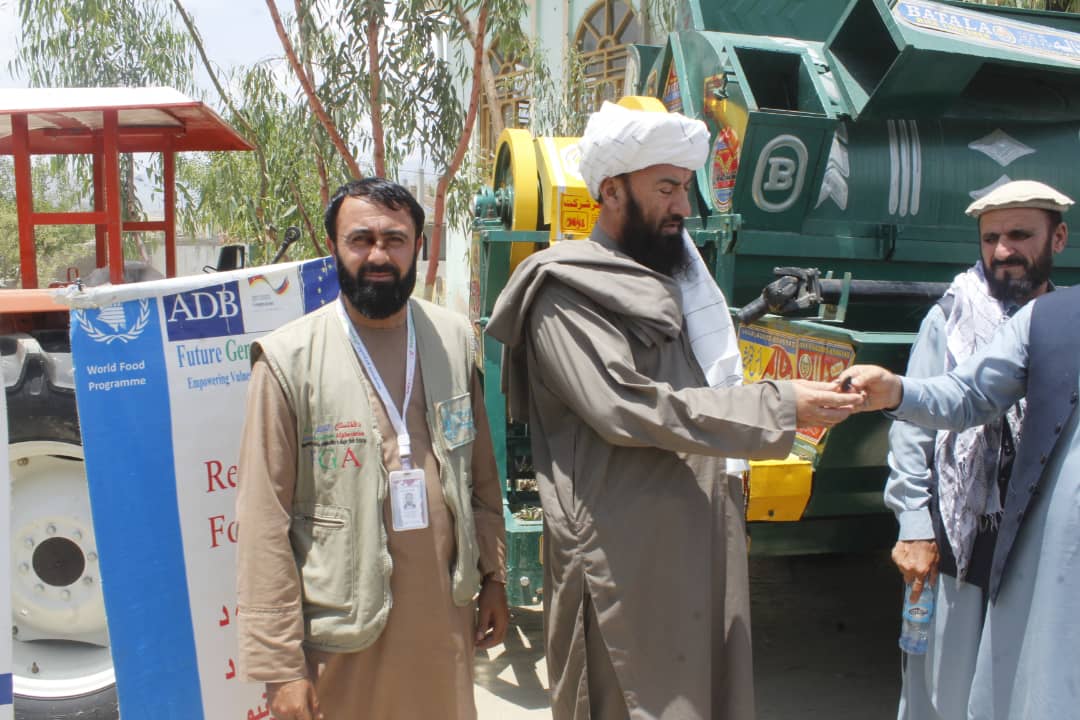 د کرنې میکانیزه کولو په پار هڅې؛ لغمان کې پر یوشمېر بزګرانو کرنیز وسایل ووېشل شول