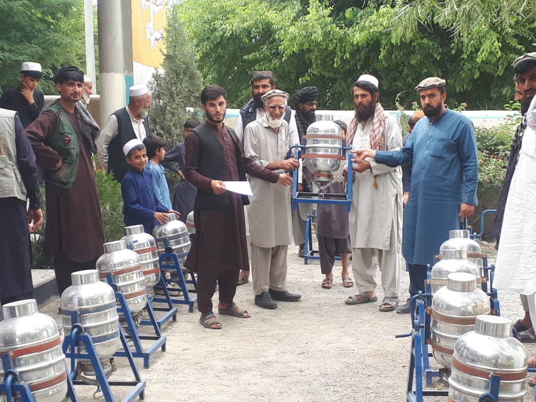 خوست کې پر یوشمېر مالدارانو د شړمبو شاربلو ماشینونو وېشل