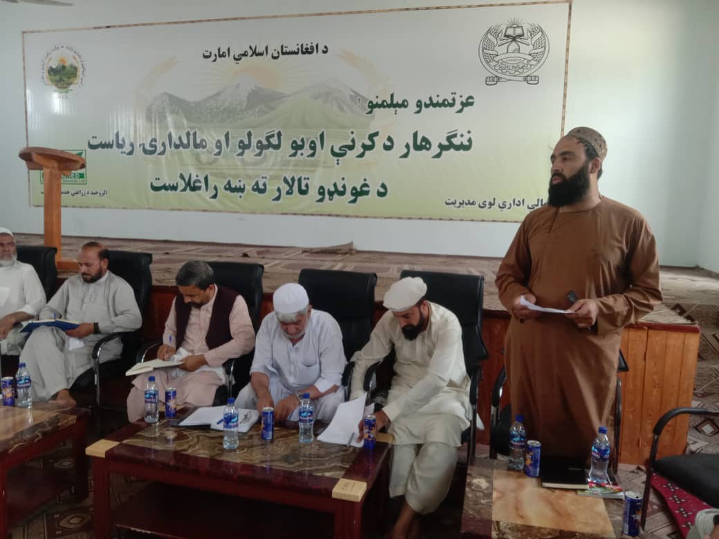 د ننګرهار دکرنې رییس د همکارو مؤسسو له چارواکو سره وکتل