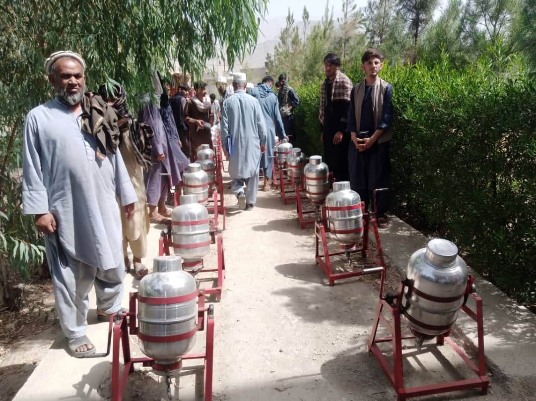 لغمان کې پر یوشمېر مالدارانو د شړمبو شاربلو ماشینونو وېشل