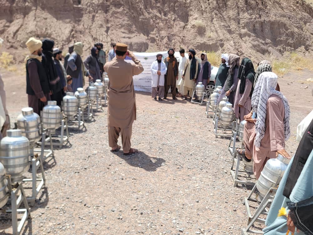 د کندهار ارغنداب کې پر یوشمېر مالدارانو د شړمبو شاربلو ماشینونو وېش