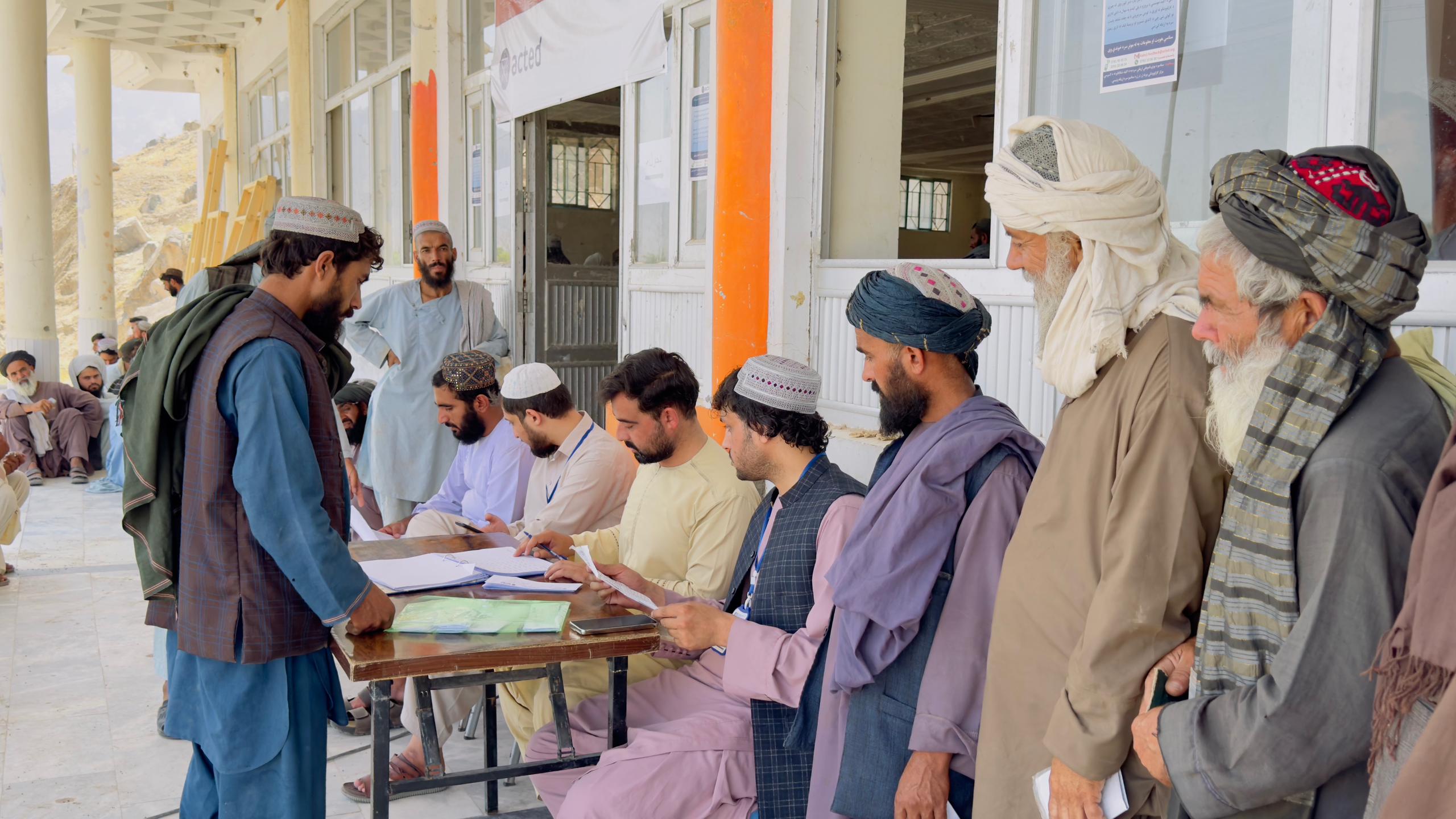 کندهار کې یوشمېر بزګرانو ته د کيمياوي سرې د وېش لړۍ پيل شوه