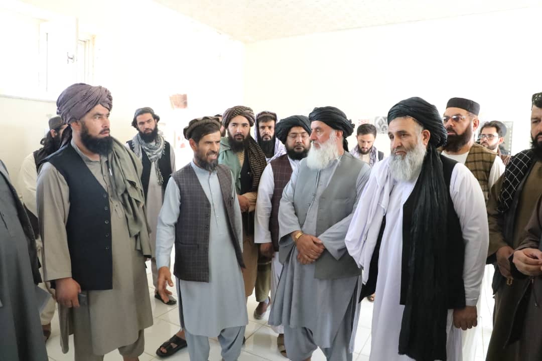 معین مالی و اداری وزارت زراعت از دو مرکز جمع آوری شیر در ولایت پروان بازدید کرد