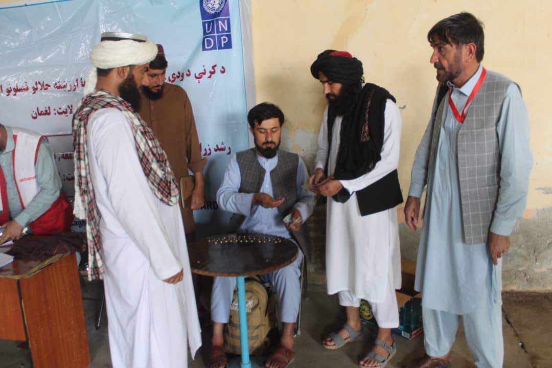 لغمان کې دکار په بدل کې لسګونو کورنیو ته د نغدو پیسو د وېش لړۍ پیل شوه