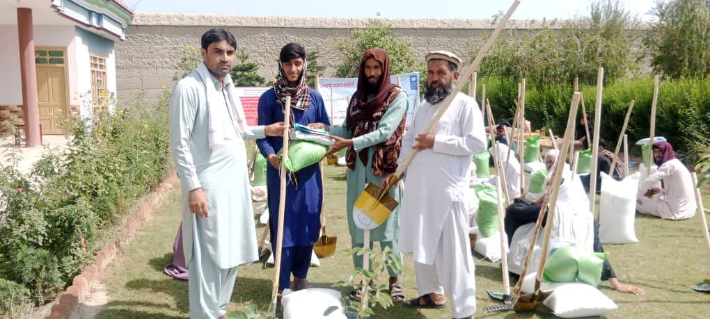 ننګرهار کې لسګونو مېرمنو سره د سبو د اصلاح شویو تخمونو او کرنیزو توکو مرسته وشوه