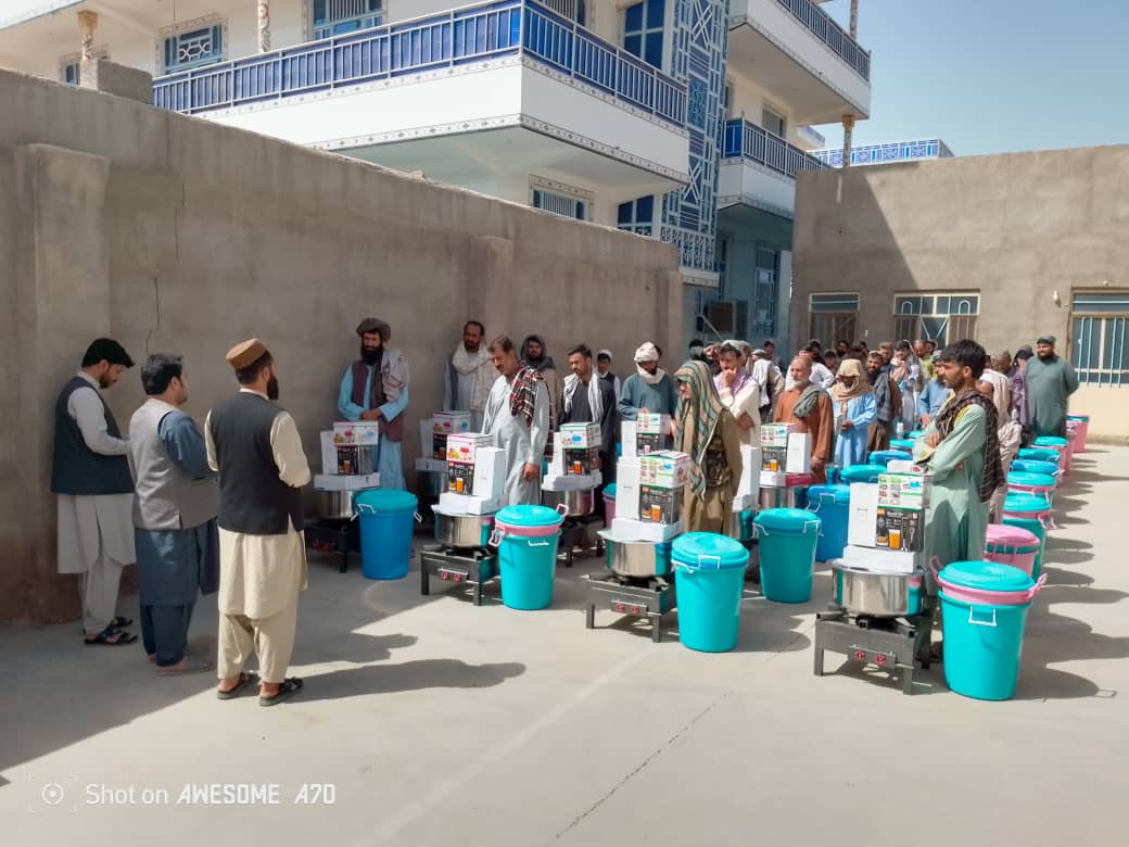 فراه کې پر لسګونو کورنیو د روب او مربا جوړولو توکي ووېشل شول