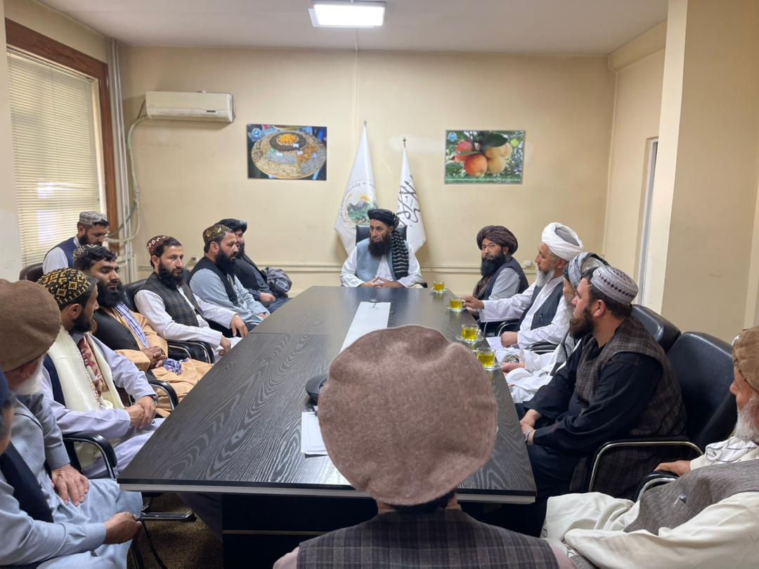د کرنې او مالدارۍ مرستیال د بغلان ولایت ځینو ځایي مشرانو سره وکتل