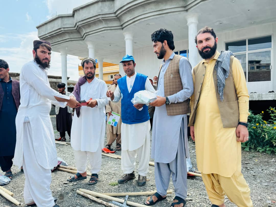 خوست کې لسګونو کورنیو سره د کورنیو باغچو د اړونده توکو مرسته وشوه