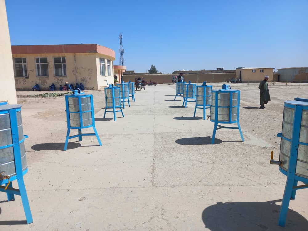 مدیریت عمومی خدمات زراعتی ولسوالی آقچه ولایت جوزجان به سلسله فعالیتهای خویش برای ۲۰۰ نفر که قبلا برای آنها زنبور عسل توزیع گردیده بود ماشین عسل کشی توزیع نمود.