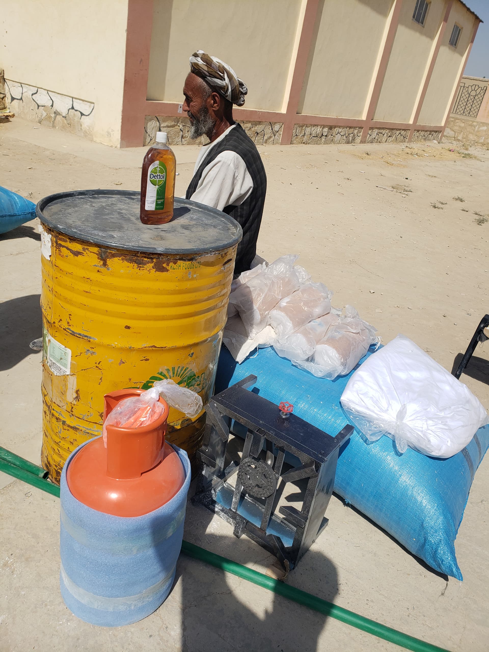 برای ۱۵۰ تن از خانوادههای مستحق در ولسوالی آقچه ولایت جوزجان وسایل کاشت سمارق توزیع شد
