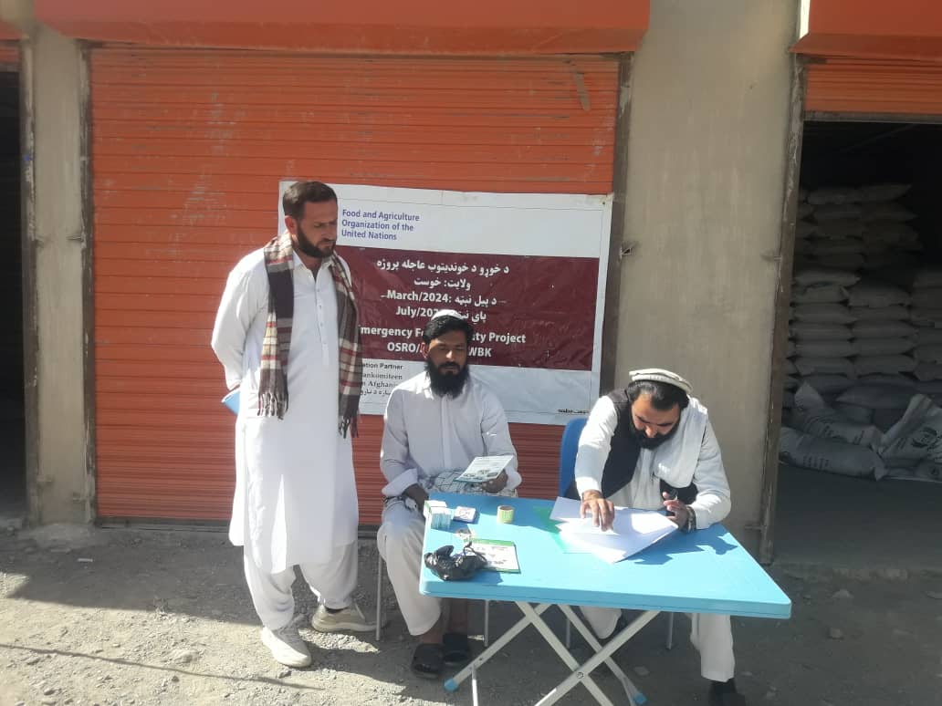 د خوست دوه منده کې پر سلګونو بزګرانو د غنمو اصلاح شوي تخمونو او کیمیاوي سرې وېش لړۍ پيل شوه