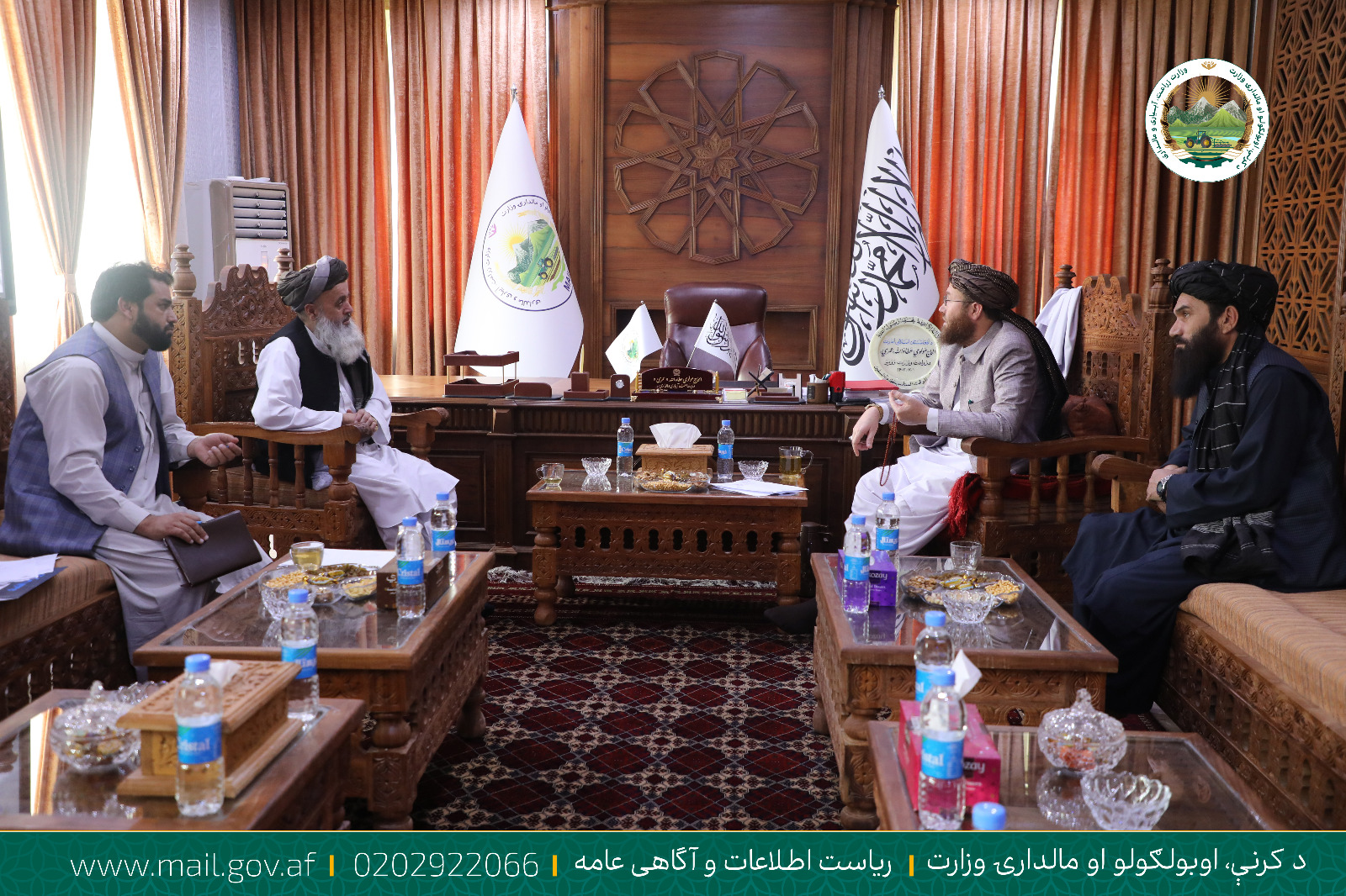 د کرنې وزیر د اقتصاد وزارت مالي او اداري مرستیال سره وکتل
