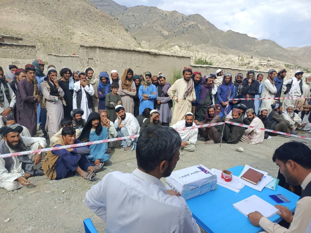 د خوست سپېرې کې پر سلګونو بزګرانو د غنمو اصلاح شوي تخمونو او کیمیاوي سرې وېش لړۍ پيل شوه