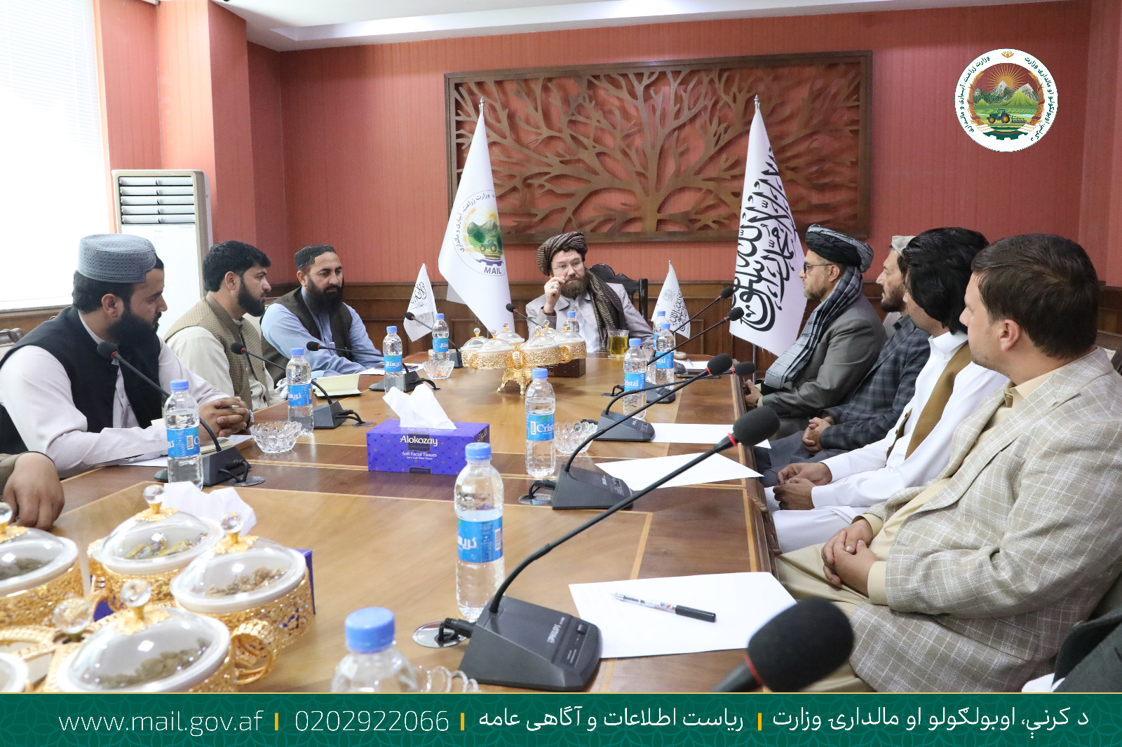 د کرنې وزیر: «په خپل هېواد کې پانګونه وکړئ، تولیدونکي او پلورونکي شئ»