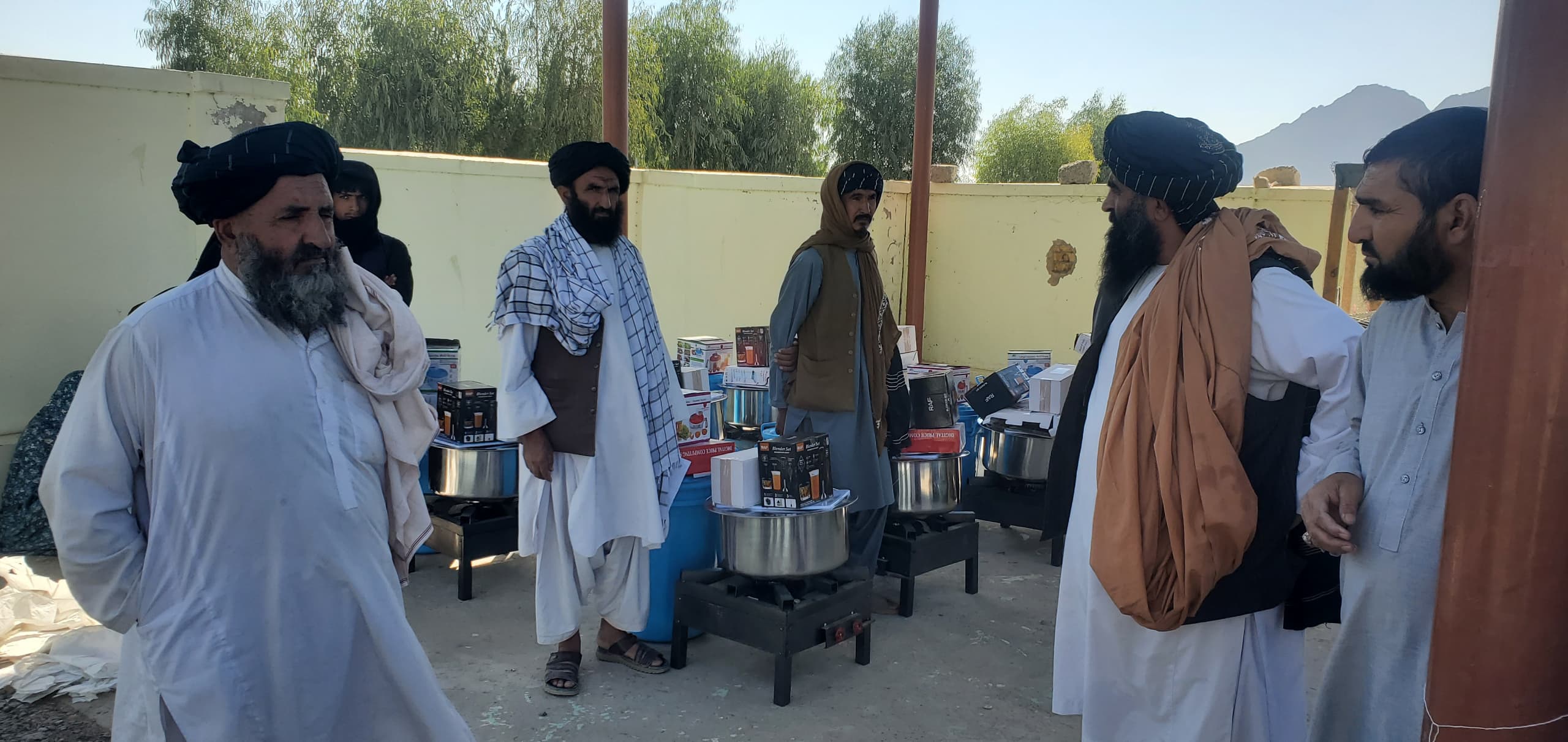د کندهار ژړۍ کې پر یوشمېر کورنیو د روب او مربا جوړولو توکي ووېشل شوې