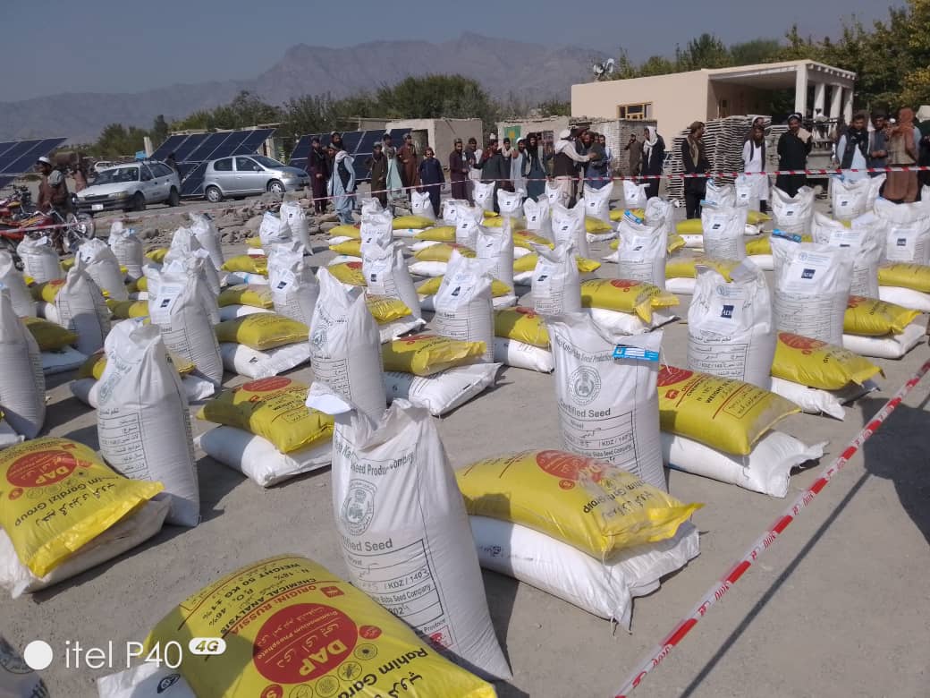 د خوست نادرشاه کوټ کې پر ۲۲۱ مستحقو بزګرانو اصلاح شوي تخمونه او کیمیاوي سرې ووېشل شوي