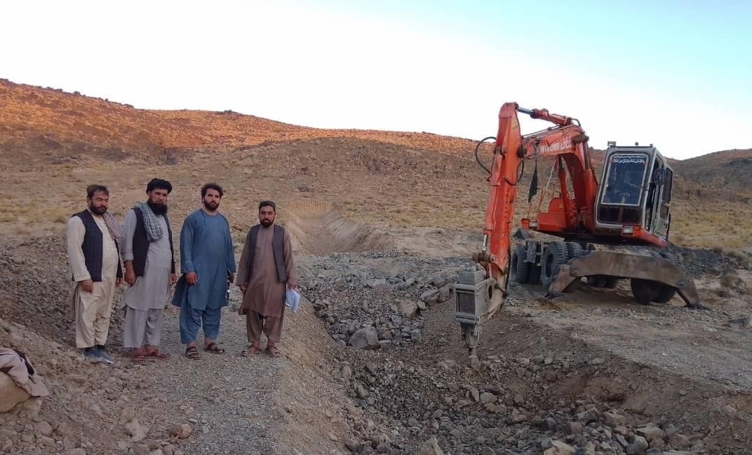 د کندهار دکرنې، اوبو لګولو او مالدارۍ ریاست چارواکي وایي، چې د کرنې، اوبو لګولو او مالدارۍ وزارت په پراختیایي بودیجه، او د یو خصوصي ودانیز شرکت په تخنیکي همکارۍ د ارغستان ولسوالی په سر درې کلی کې د ۳.۴ میلیونه افغانیو په ارزښت د چکډېم جوړولو چارې رسماً پیل شوې. د یاد چکډېم ودانیزې چارې به د کندهار طبیعي سرچینو آمریت تر مستقیمې څارنې لاندې پرمخ وړل کېږي، چې د دوو میاشتو په اوږدو کې به یې ودانیزې چارې بشپړ او ګټه اخیستني ته به وسپارل شي.