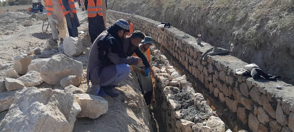 بازدید کارمندان ریاست زراعت بلخ از پروژه سنگکاری جویها در ولسوالی بلخ