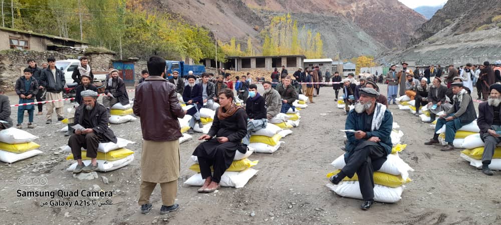 توزیع تخم اصلاحشده گندم و کود کیمیاوی در ولسوالی کوف آب بدخشان