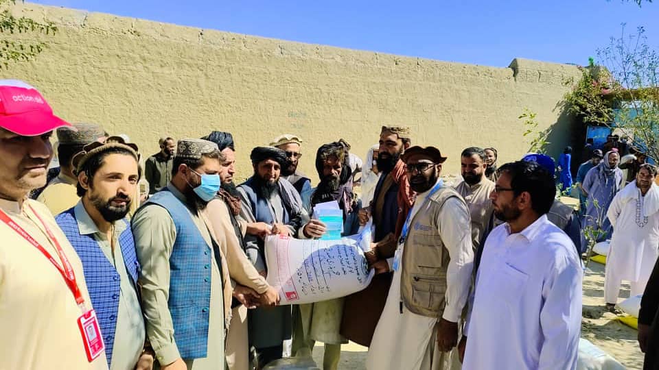 ننګرهار کې څه باندې ۲۱ زره بزګرانو ته د غنمو اصلاح شوي تخم او کیمیاوي سرې ووېشل شوې
