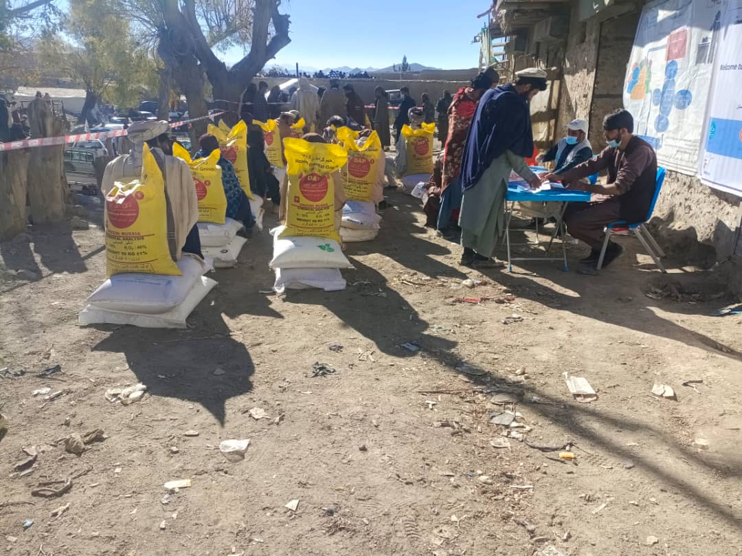 د پکتیکا ګیان کې لسګونو بزګرانو ته د غنمو اصلاح شوی تخم او کیمیاوي سره ووېشل شوه