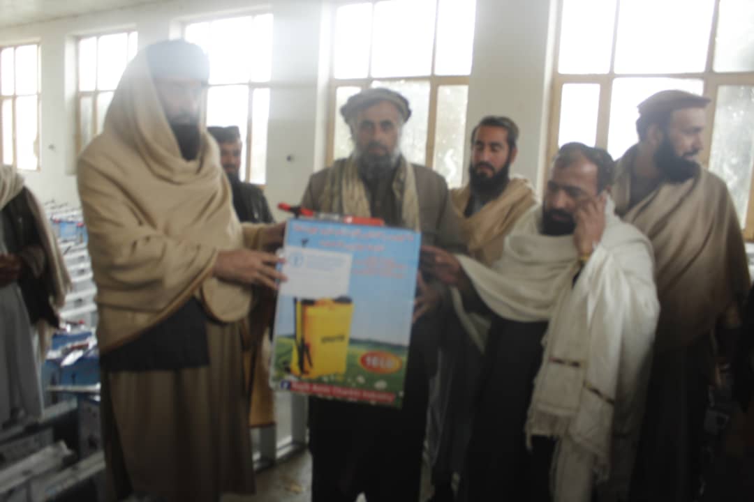 لغمان کې لسګونو بڼوالو سره دبڼوالۍ اړوند وسایلو مرسته وشوه