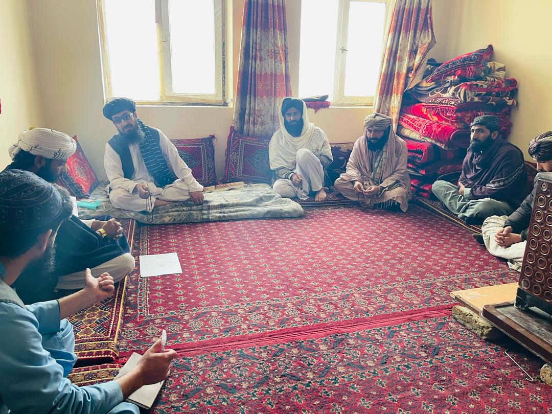 د پکتیکا دکرنې رییس د عشر او زکات آمریت کارکوونکو سره وکتل