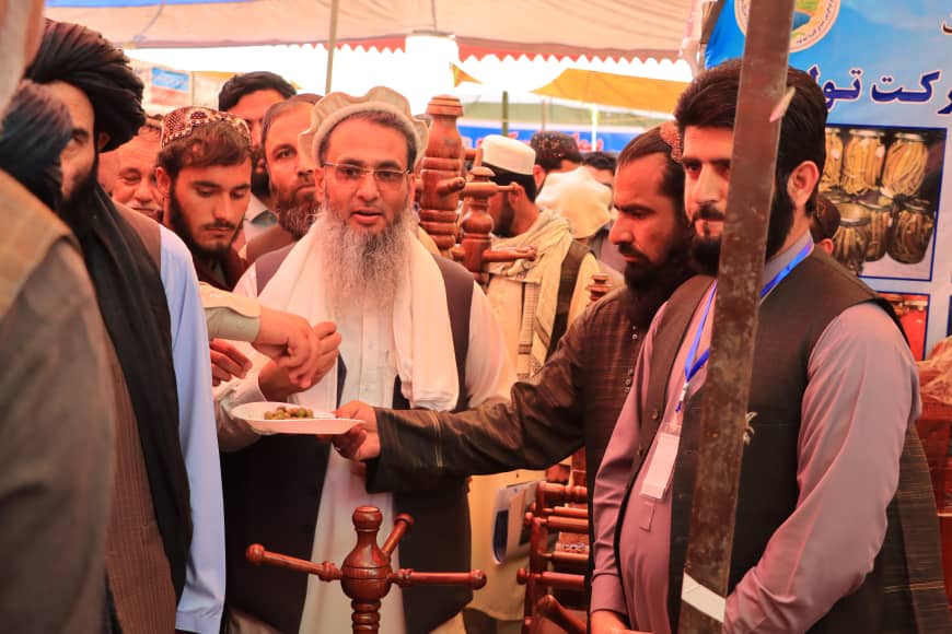 په جلالاباد ښار کې د نارنج ګل تر سرلیک لاندې درې ورځنی ملي او نړۍوال نندارتون د وطني تولیداتو د معرفي کولو، د سوداګرو ترمنځ د اړیکو د پیاوړتیا او سیمهییز اقتصاد د ودې په موخه پرانیستل شو. په نندارتون کې ۱۲۰ غرفو کې بېلابېل محصولات وړاندې شوي او د هېوادوالو له تود هرکلي سره مخ شوی دی.