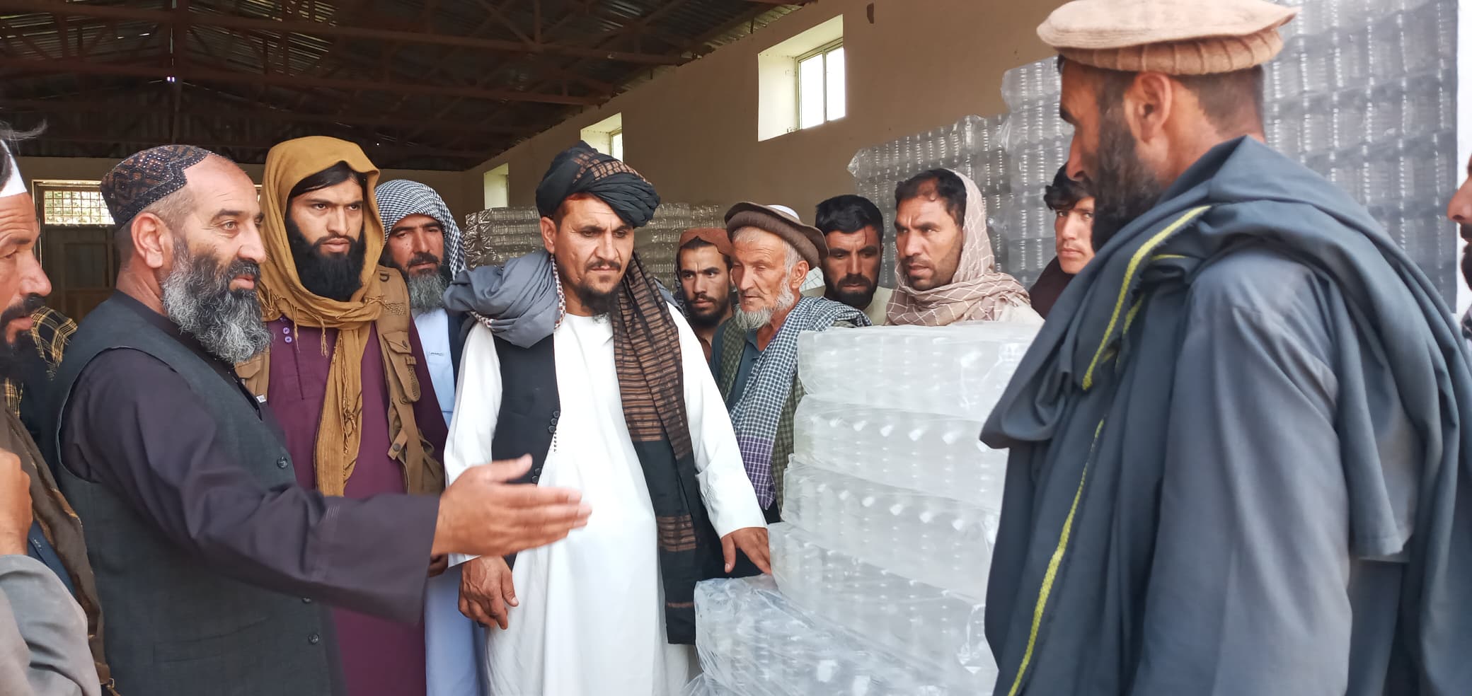 د بېوزله کورنیو اقتصادي پیاوړتیا ته عملي ګامونه؛ لوګرکې پر لسګونه بېوزله کورنیو د روب جوړولو وسایل ووېشل شول