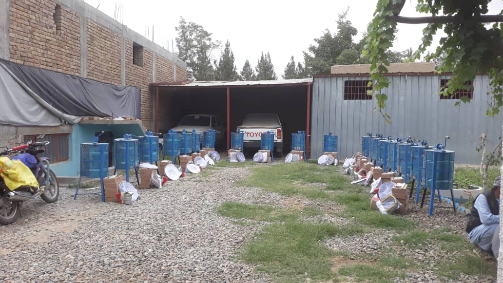 توزیع کیتهای زنبورپروری به شماری از باشنده گان ولسوالی دشت قلعه ولایت تخار