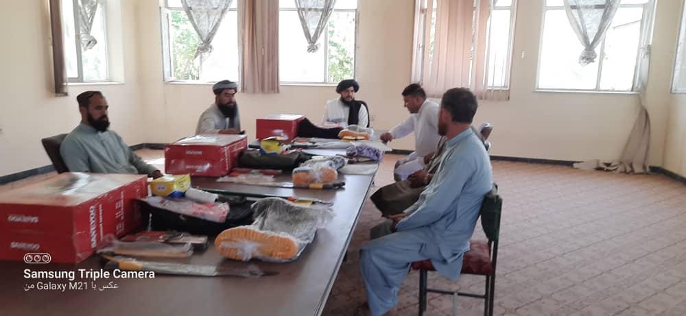د بلخ دوو ولسوالیو کې لسګونو بزګرانو سره د کرنیزو توکو مرسته وشوه