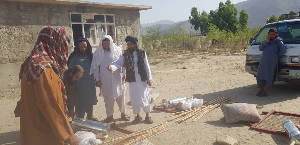 د لغمان بادپښ ولسوالی کې پر یوشمېر اړمنو مالدارو کورنیو دمالدارۍ اړونده توکي ووېشل شول