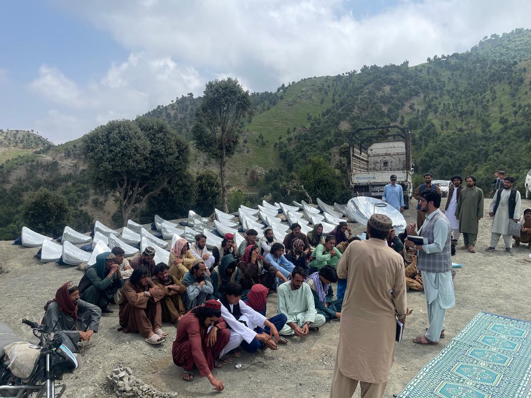 د خوست ولایت تڼیو ولسوالی کې د ځنګلونو ساتنې او خوړو خوندیتوب لپاره ۵۰ لمریز پخلنځي ووېشل شول