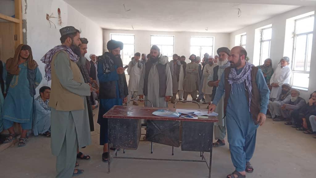 د بلخ چمتال ولسوالی کې یوشمېر بڼوالو سره د کرنیزو توکو مرسته وشوه