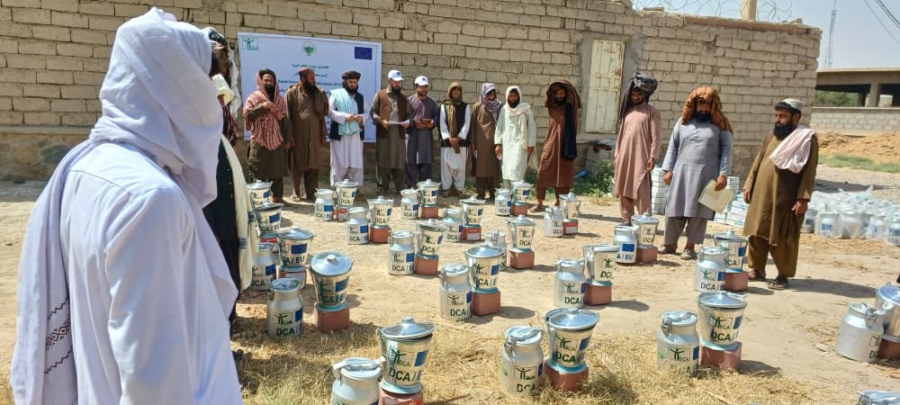 هلمند کې ۶۲ مالدارانو ته د شېدو راټولولو کيټونه ووېشل شول