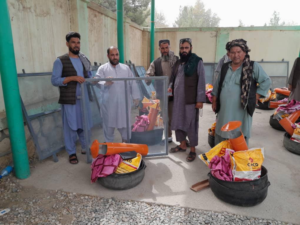 بلخ ولسوالی کې ۱۵ تنه مالدارانو ته د معیاري غوجلې جوړولو اړین توکي ووېشل شول