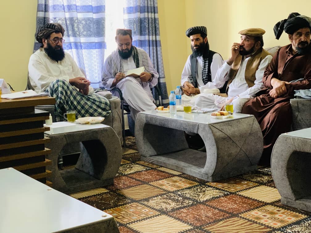د خوست ولایت دکرنې رییس له یوشمېر سوداګرو سره ناسته وکړه