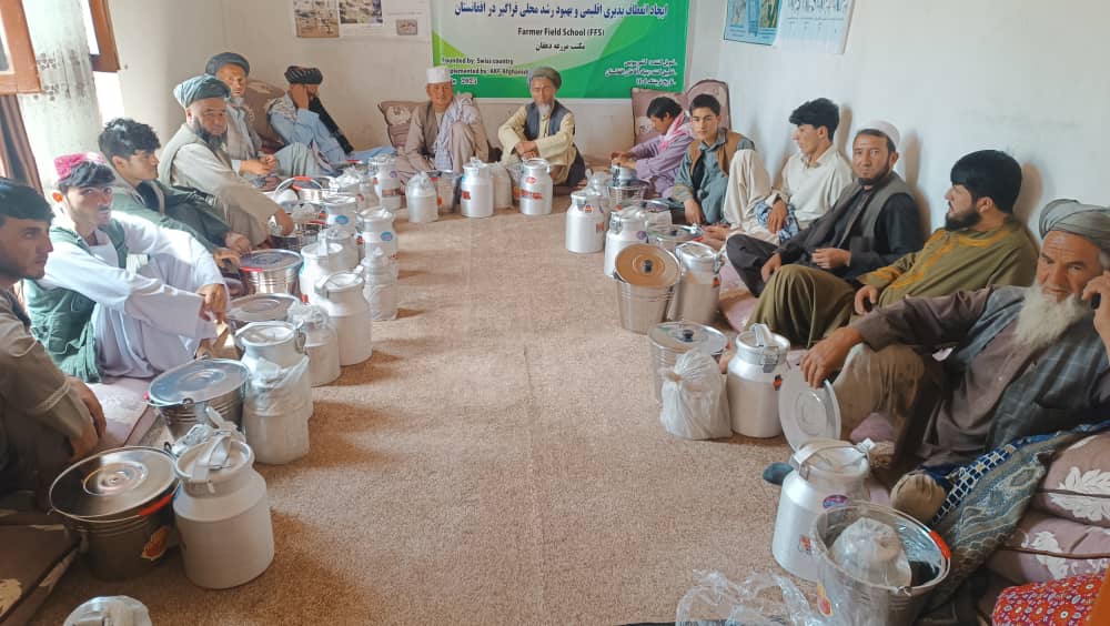 توزیع وسایل پروسس شیر برای پروسسکنندگان محلی در کلفگان