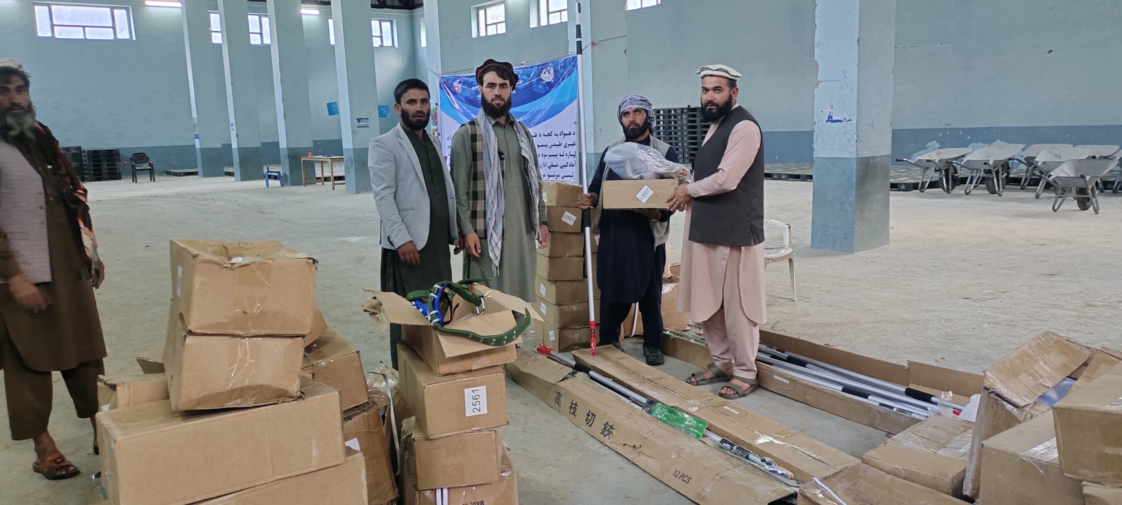 نورستان کې د جلغوزو د حاصلاتو د فني ټولولو لپاره ۶۰ بستې وسایل ووېشل شول