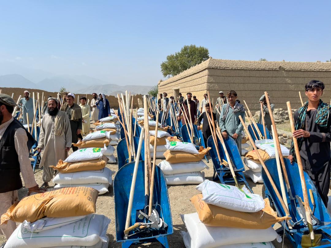 ننګرهار کې د څه باندې ۱.۴ میلیونه افغانیو په ارزښت د رشقې تخم او کرنیز وسایل ووېشل شول