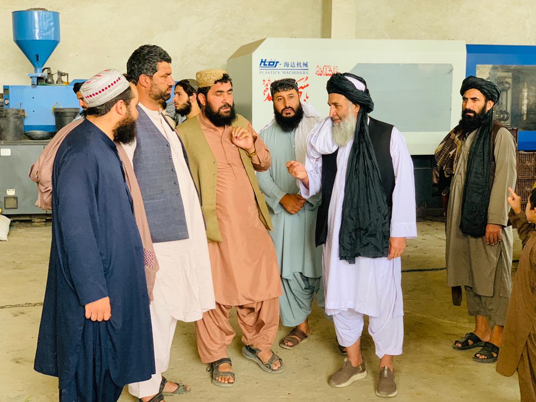 د کرنې وزارت مالي او اداري مرستیال په کابل کې د تولیدي شرکتونو او د مېوو او سبو له سړو خونو څخه لیدنه وکړه